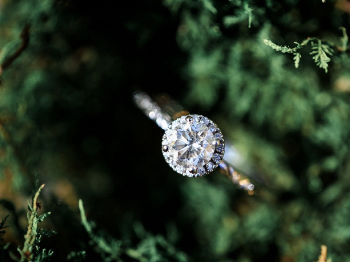 莫桑鑽石與真鑽的終極比較：價格、火光、硬度與婚戒選購指南