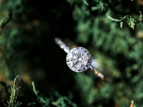 莫桑鑽石與真鑽的終極比較：價格、火光、硬度與婚戒選購指南